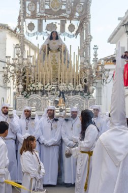 Velez Malaga, İspanya - 25 Mart 2018 insanlar geçit töreninde kutsal hafta İspanyol bir şehirde, Paskalya katılan