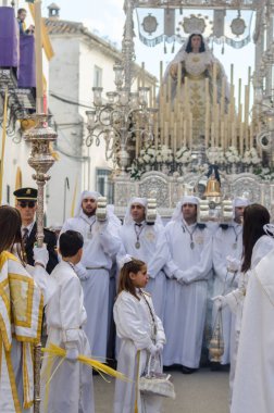 Velez Malaga, İspanya - 25 Mart 2018 insanlar geçit töreninde kutsal hafta İspanyol bir şehirde, Paskalya katılan