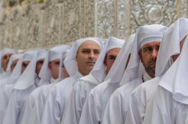 Velez Malaga, İspanya - 25 Mart 2018 insanlar geçit töreninde kutsal hafta İspanyol bir şehirde, Paskalya katılan