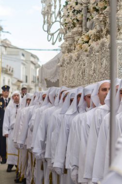 Velez Malaga, İspanya - 25 Mart 2018 insanlar geçit töreninde kutsal hafta İspanyol bir şehirde, Paskalya katılan