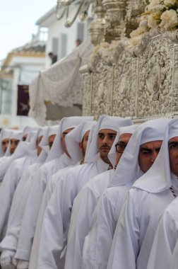 Velez Malaga, İspanya - 25 Mart 2018 insanlar geçit töreninde kutsal hafta İspanyol bir şehirde, Paskalya katılan