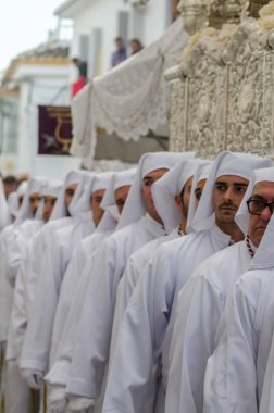 Velez Malaga, İspanya - 25 Mart 2018 insanlar geçit töreninde kutsal hafta İspanyol bir şehirde, Paskalya katılan