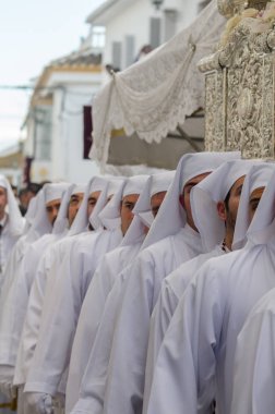 Velez Malaga, İspanya - 25 Mart 2018 insanlar geçit töreninde kutsal hafta İspanyol bir şehirde, Paskalya katılan