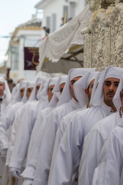 Velez Malaga, İspanya - 25 Mart 2018 insanlar geçit töreninde kutsal hafta İspanyol bir şehirde, Paskalya katılan