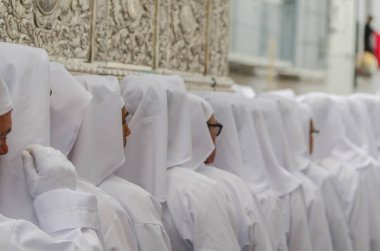 Velez Malaga, İspanya - 25 Mart 2018 insanlar geçit töreninde kutsal hafta İspanyol bir şehirde, Paskalya katılan