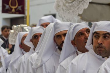 Velez Malaga, İspanya - 25 Mart 2018 insanlar geçit töreninde kutsal hafta İspanyol bir şehirde, Paskalya katılan