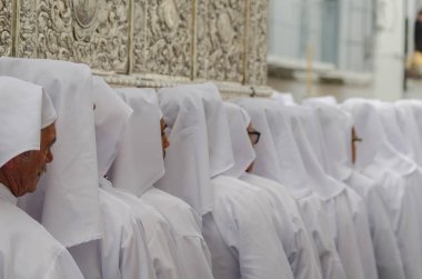 Velez Malaga, İspanya - 25 Mart 2018 insanlar geçit töreninde kutsal hafta İspanyol bir şehirde, Paskalya katılan