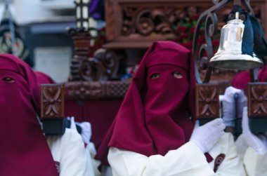 Velez Malaga, İspanya - 24 Mart 2018 insanlar geçit töreninde kutsal hafta İspanyol bir şehirde, Paskalya katılan