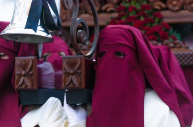 Velez Malaga, İspanya - 24 Mart 2018 insanlar geçit töreninde kutsal hafta İspanyol bir şehirde, Paskalya katılan