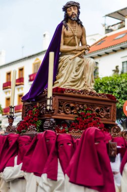 Velez Malaga, İspanya - 24 Mart 2018 insanlar geçit töreninde kutsal hafta İspanyol bir şehirde, Paskalya katılan