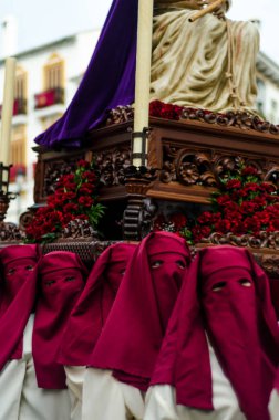 Velez Malaga, İspanya - 24 Mart 2018 insanlar geçit töreninde kutsal hafta İspanyol bir şehirde, Paskalya katılan