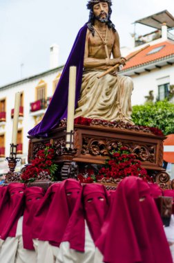 Velez Malaga, İspanya - 24 Mart 2018 insanlar geçit töreninde kutsal hafta İspanyol bir şehirde, Paskalya katılan