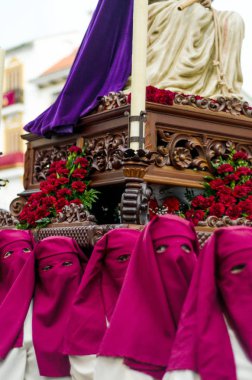 Velez Malaga, İspanya - 24 Mart 2018 insanlar geçit töreninde kutsal hafta İspanyol bir şehirde, Paskalya katılan