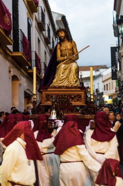 Velez Malaga, İspanya - 24 Mart 2018 insanlar geçit töreninde kutsal hafta İspanyol bir şehirde, Paskalya katılan