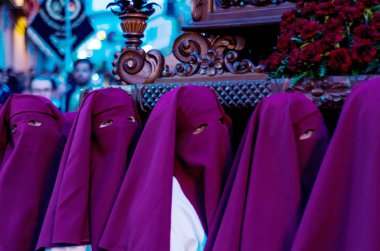 Velez Malaga, İspanya - 24 Mart 2018 insanlar geçit töreninde kutsal hafta İspanyol bir şehirde, Paskalya katılan