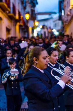 Velez Malaga, İspanya - 24 Mart 2018 insanlar geçit töreninde kutsal hafta İspanyol bir şehirde, Paskalya katılan
