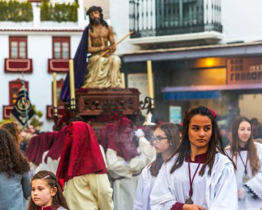 Velez Malaga, İspanya - 24 Mart 2018 insanlar geçit töreninde kutsal hafta İspanyol bir şehirde, Paskalya katılan