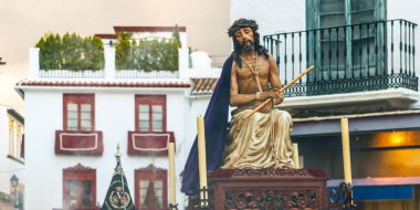 Velez Malaga, İspanya - 24 Mart 2018 insanlar geçit töreninde kutsal hafta İspanyol bir şehirde, Paskalya katılan