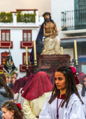 Velez Malaga, İspanya - 24 Mart 2018 insanlar geçit töreninde kutsal hafta İspanyol bir şehirde, Paskalya katılan