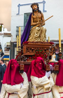 Velez Malaga, İspanya - 24 Mart 2018 insanlar geçit töreninde kutsal hafta İspanyol bir şehirde, Paskalya katılan