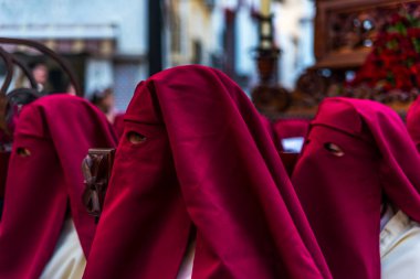 Velez Malaga, İspanya - 24 Mart 2018 insanlar geçit töreninde kutsal hafta İspanyol bir şehirde, Paskalya katılan