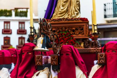 Velez Malaga, İspanya - 24 Mart 2018 insanlar geçit töreninde kutsal hafta İspanyol bir şehirde, Paskalya katılan