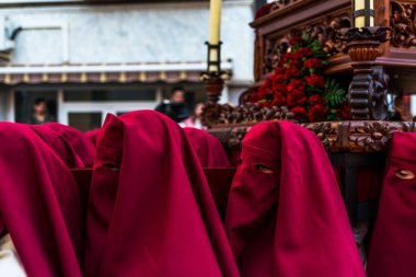 Velez Malaga, İspanya - 24 Mart 2018 insanlar geçit töreninde kutsal hafta İspanyol bir şehirde, Paskalya katılan