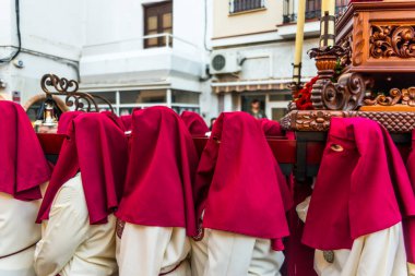 Velez Malaga, İspanya - 24 Mart 2018 insanlar geçit töreninde kutsal hafta İspanyol bir şehirde, Paskalya katılan