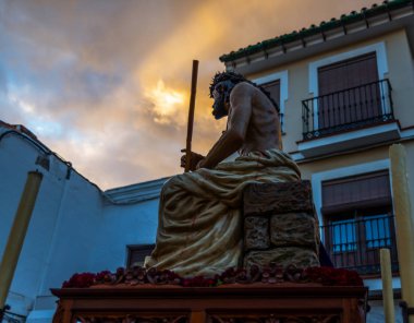 Velez Malaga, İspanya - 24 Mart 2018 insanlar geçit töreninde kutsal hafta İspanyol bir şehirde, Paskalya katılan