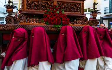 Velez Malaga, İspanya - 24 Mart 2018 insanlar geçit töreninde kutsal hafta İspanyol bir şehirde, Paskalya katılan