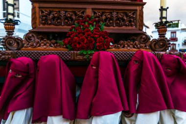 Velez Malaga, İspanya - 24 Mart 2018 insanlar geçit töreninde kutsal hafta İspanyol bir şehirde, Paskalya katılan