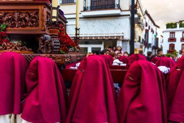 Velez Malaga, İspanya - 24 Mart 2018 insanlar geçit töreninde kutsal hafta İspanyol bir şehirde, Paskalya katılan