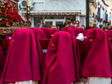 Velez Malaga, İspanya - 24 Mart 2018 insanlar geçit töreninde kutsal hafta İspanyol bir şehirde, Paskalya katılan