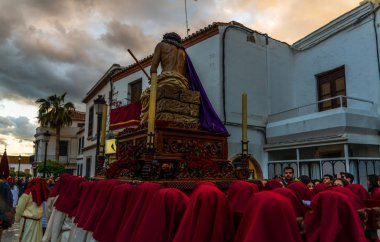 Velez Malaga, İspanya - 24 Mart 2018 insanlar geçit töreninde kutsal hafta İspanyol bir şehirde, Paskalya katılan