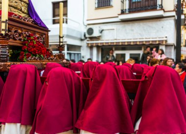 Velez Malaga, İspanya - 24 Mart 2018 insanlar geçit töreninde kutsal hafta İspanyol bir şehirde, Paskalya katılan
