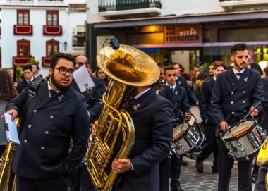 Velez Malaga, İspanya - 24 Mart 2018 insanlar geçit töreninde kutsal hafta İspanyol bir şehirde, Paskalya katılan