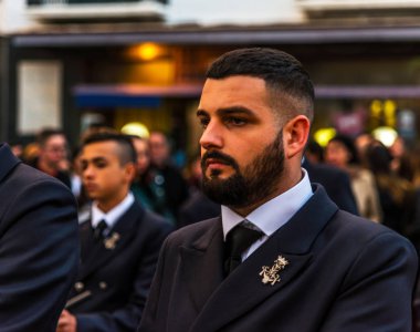 Velez Malaga, İspanya - 24 Mart 2018 insanlar geçit töreninde kutsal hafta İspanyol bir şehirde, Paskalya katılan