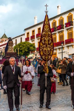 Velez Malaga, İspanya - 24 Mart 2018 insanlar geçit töreninde kutsal hafta İspanyol bir şehirde, Paskalya katılan