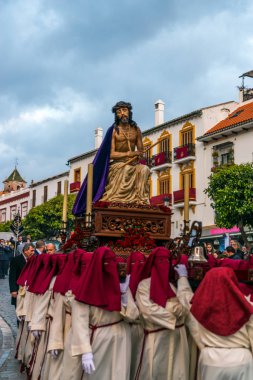 Velez Malaga, İspanya - 24 Mart 2018 insanlar geçit töreninde kutsal hafta İspanyol bir şehirde, Paskalya katılan