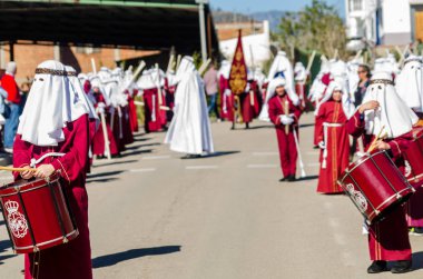 Velez Malaga, İspanya - 27 Mart 2018 insanlar geçit töreninde kutsal hafta İspanyol bir şehirde, Paskalya katılan