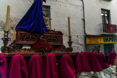 Velez Malaga, İspanya - 24 Mart 2018 insanlar geçit töreninde kutsal hafta İspanyol bir şehirde, Paskalya katılan