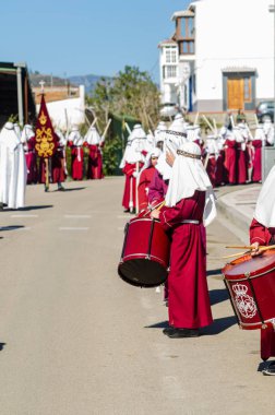 Velez Malaga, İspanya - 27 Mart 2018 insanlar geçit töreninde kutsal hafta İspanyol bir şehirde, Paskalya katılan