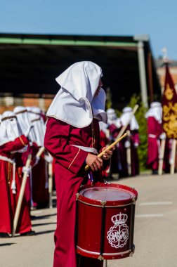 Velez Malaga, İspanya - 27 Mart 2018 insanlar geçit töreninde kutsal hafta İspanyol bir şehirde, Paskalya katılan