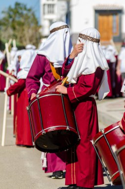 Velez Malaga, İspanya - 27 Mart 2018 insanlar geçit töreninde kutsal hafta İspanyol bir şehirde, Paskalya katılan