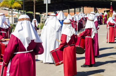 Velez Malaga, İspanya - 27 Mart 2018 insanlar geçit töreninde kutsal hafta İspanyol bir şehirde, Paskalya katılan