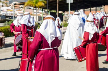 Velez Malaga, İspanya - 27 Mart 2018 insanlar geçit töreninde kutsal hafta İspanyol bir şehirde, Paskalya katılan