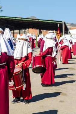 Velez Malaga, İspanya - 27 Mart 2018 insanlar geçit töreninde kutsal hafta İspanyol bir şehirde, Paskalya katılan