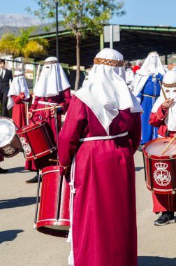 Velez Malaga, İspanya - 27 Mart 2018 insanlar geçit töreninde kutsal hafta İspanyol bir şehirde, Paskalya katılan