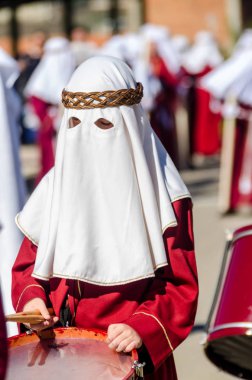 Velez Malaga, İspanya - 27 Mart 2018 insanlar geçit töreninde kutsal hafta İspanyol bir şehirde, Paskalya katılan