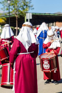 Velez Malaga, İspanya - 27 Mart 2018 insanlar geçit töreninde kutsal hafta İspanyol bir şehirde, Paskalya katılan